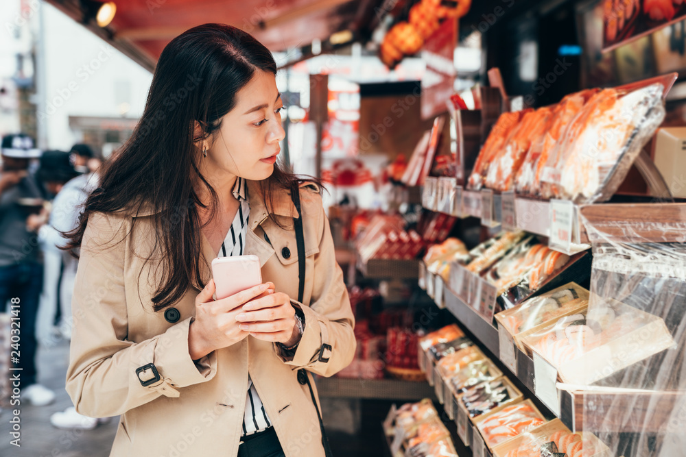 What to Buy in Osaka,lady shopping at the local specialty vendor